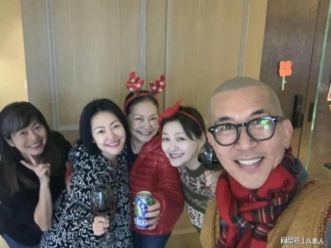 !小S穿棉衣老公戴围巾被嘲连空调都舍不得开九游会真人游戏第一品牌大S一家台北过圣诞(图3)
