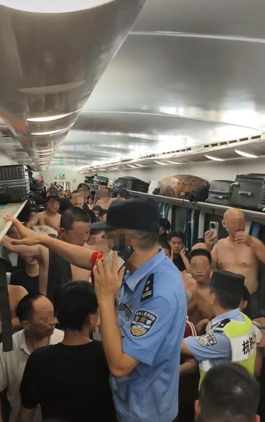 耐女乘客晕倒后有人砸窗自救；西宁曹家堡机场：正介入调查九游会真人游戏第一品牌机场摆渡车挤满人疑没开空调闷热难(图2)