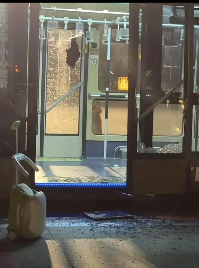 耐女乘客晕倒后有人砸窗自救；西宁曹家堡机场：正介入调查九游会真人游戏第一品牌机场摆渡车挤满人疑没开空调闷热难(图1)