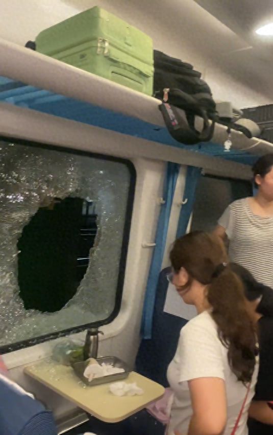 耐女乘客晕倒后有人砸窗自救；西宁曹家堡机场：正介入调查九游会真人游戏第一品牌机场摆渡车挤满人疑没开空调闷热难(图6)