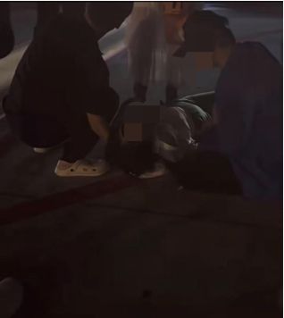 耐女乘客晕倒后有人砸窗自救；西宁曹家堡机场：正介入调查九游会真人游戏第一品牌机场摆渡车挤满人疑没开空调闷热难(图7)