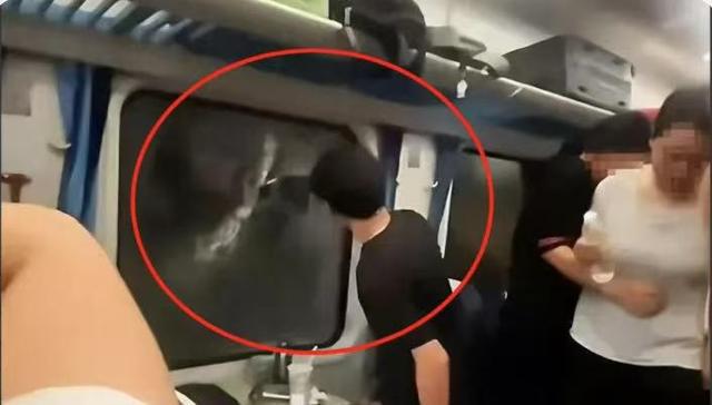 耐女乘客晕倒后有人砸窗自救；西宁曹家堡机场：正介入调查九游会真人游戏第一品牌机场摆渡车挤满人疑没开空调闷热难(图3)
